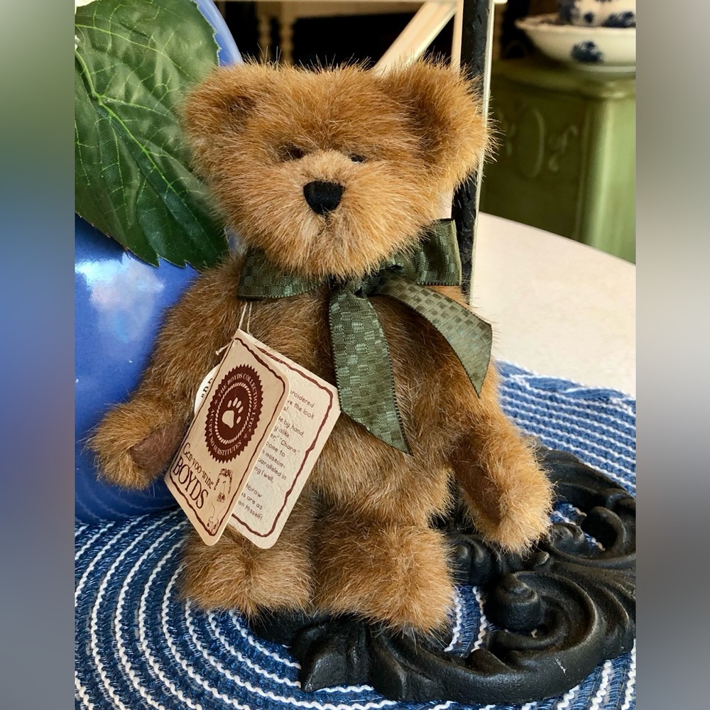Gen-yoo-wine BOYDS Bears “Webster T. Bearsworth”